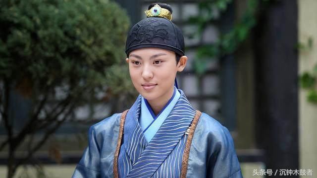 女扮男装穿越太子_女主胎穿女扮男装为太子_