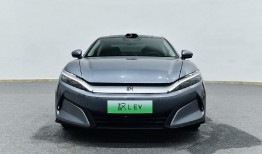 比亚迪汉L实车亮相，外观很年轻运动，车长5050mm，零百加速2.7秒