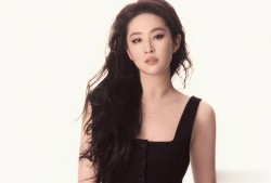 刘亦菲杭州逛街，探班朱珠剧组，还与友人相聚为其庆生！