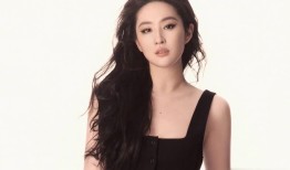 刘亦菲杭州逛街，探班朱珠剧组，还与友人相聚为其庆生！