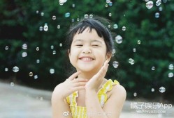 还记得包贝尔的女儿饺子吗？她现在长这样啦