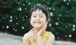 还记得包贝尔的女儿饺子吗？她现在长这样啦