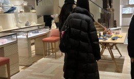刘亦菲杭州逛街，探班朱珠剧组，还与友人相聚为其庆生！
